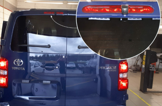 Tagurduskaamera stopptulesse, pildiga 5" diagonaaliga peegliekraanile. Tagaustega autole.