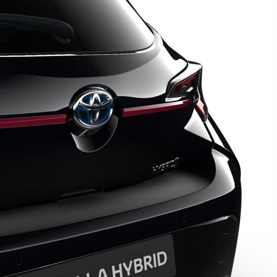 Iluliist tagaluugile, punane 3T3. Luukpära kerega autole.