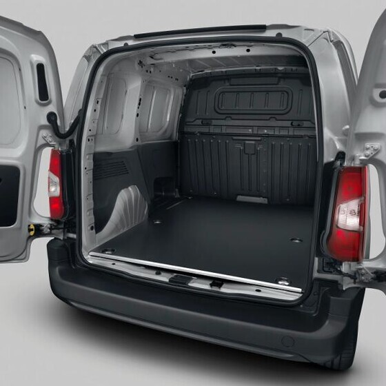 Plastikust kaubaruumi põrand, pikale kerele, 1 küljeuksega. Alates 03.2024 vineerpõrand sees