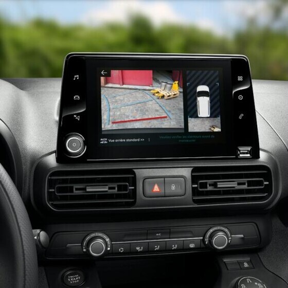 Tagurduskaamera pildiga multimeedia ekraanile. Ainult manuaal käigukastiga ja külgedele avanevate tagaustega mudelile.