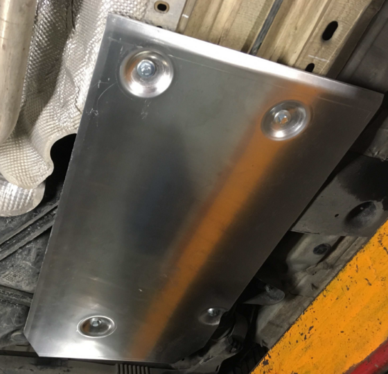 Põhjakaitse alumiiniumist adblue paagile, lühikesele kerele.