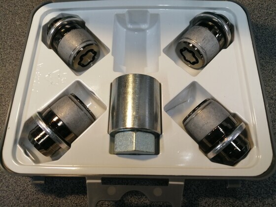 Velgede lukustusmutrite komplekt, mustad