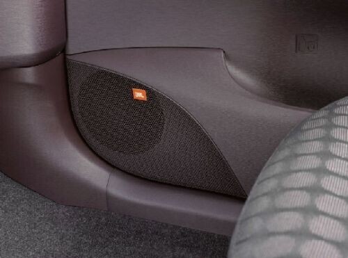JBL helisüsteem, 6 kõlarit Ei saa kasutada koos Touch raadioga (kõrged- ,bassi- , tagakõlarid), võimendi 330W